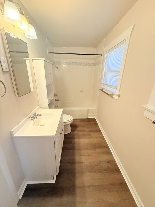 Building Photo - Unit with gorgeous water view in Bremerton.