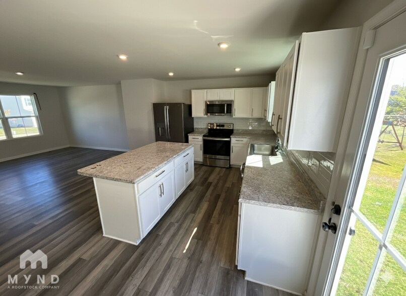 Building Photo - 2065 Westchester Dr
