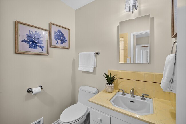 Building Photo - 15 Vista Del Sol