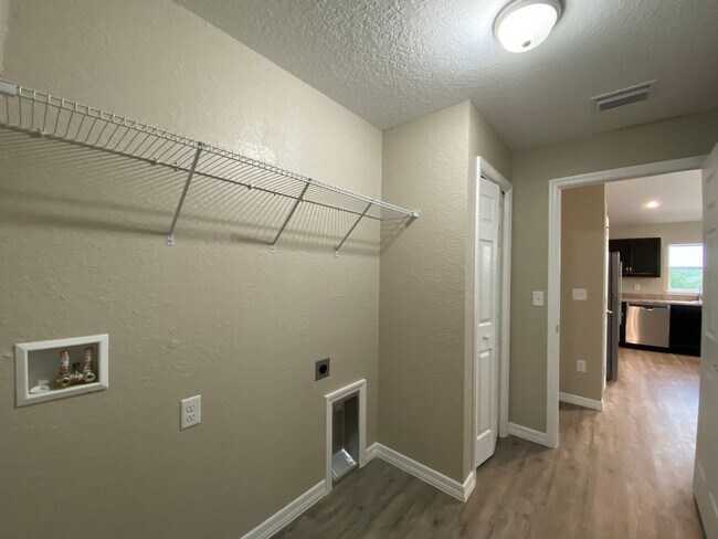 Building Photo - Custom Home - Desirable SW Ocala Neighborh...