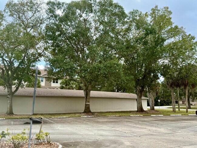 Building Photo - 1600 Woodland Dr