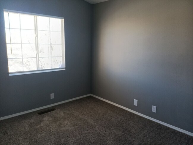 Building Photo - Stunning 5 bedroom, 3 bathroom in Rio Rancho! Ready to see the property in person? Schedule a sho...