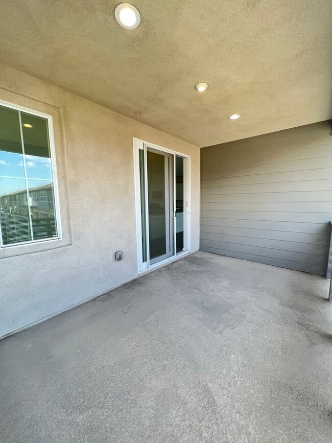 Building Photo - Beautiful 2 Bedroom 2 Bath Townhome