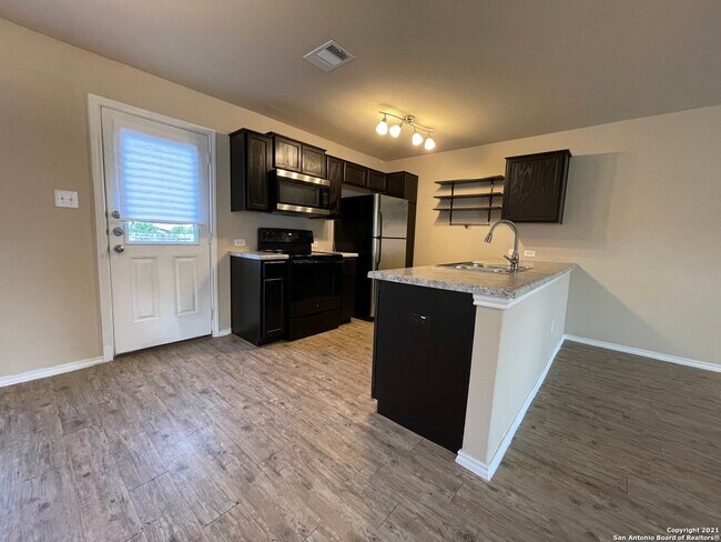 Building Photo - 6207 Golden Valley Dr