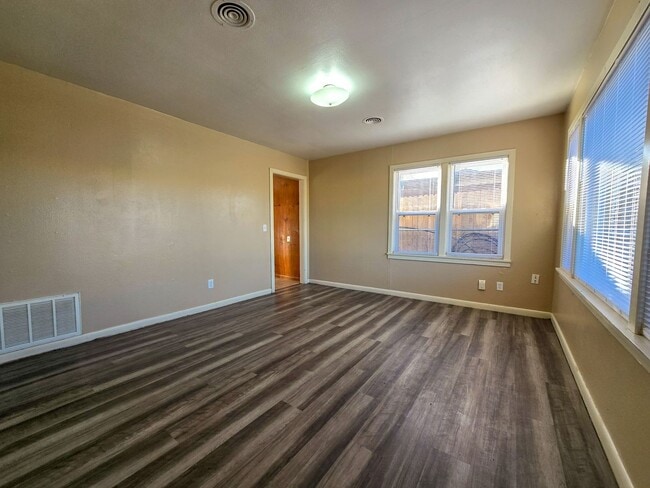 Building Photo - 2 Bedroom 1 Bath Home in Shawnee