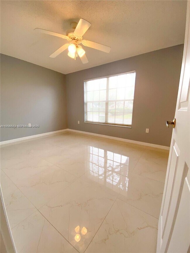 Building Photo - 487 SE 20th Dr