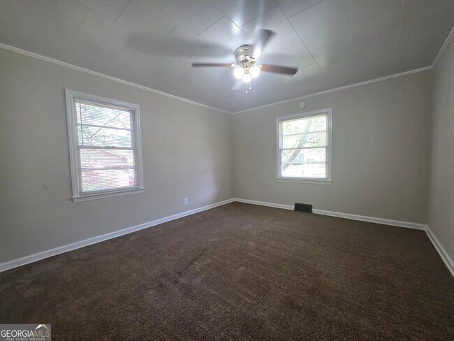 Building Photo - 2639 Tredway Dr