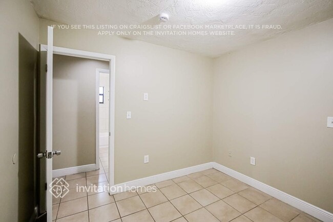 Building Photo - 20015 W Oakmont Cir