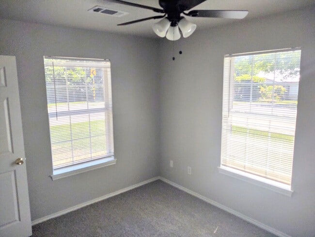 Building Photo - Completely refurbished home walking distan...