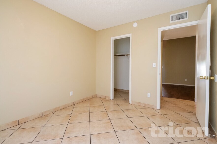 Building Photo - 102 W Ivyglen St