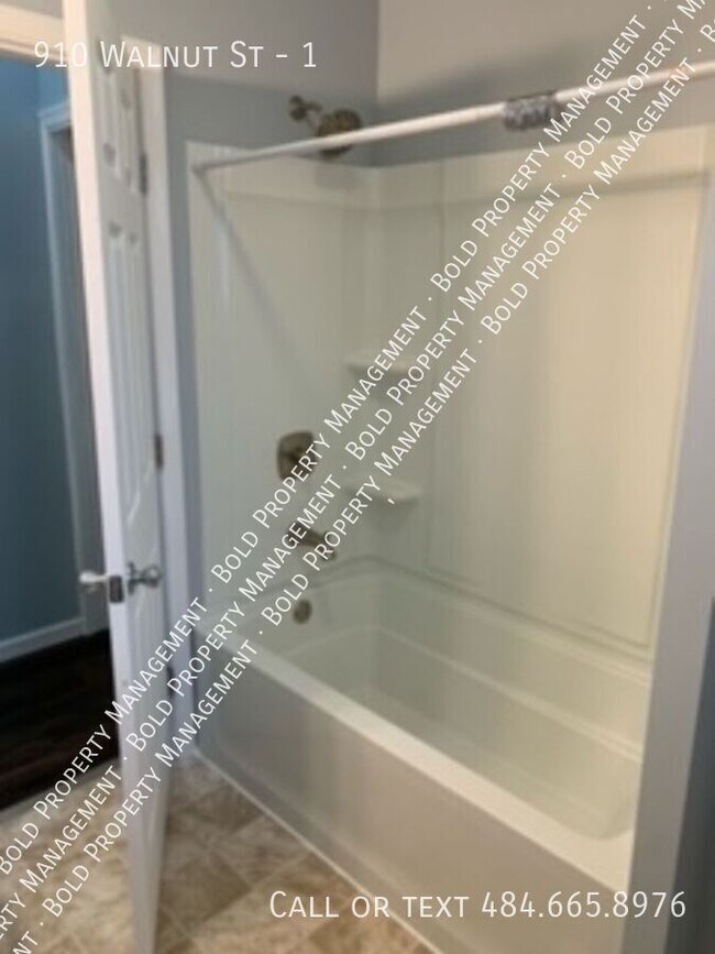 Building Photo - 910 Walnut St