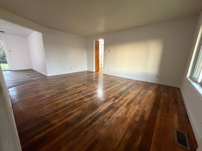 Building Photo - 3 Bedroom 1 Bath single story home