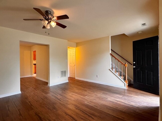 Building Photo - Briarwood Townhome close to NGIC and Hollymead Town Center!