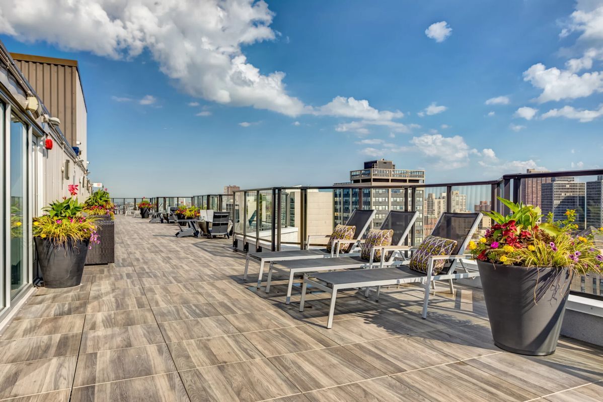 Building Photo - 2555 N Clark St