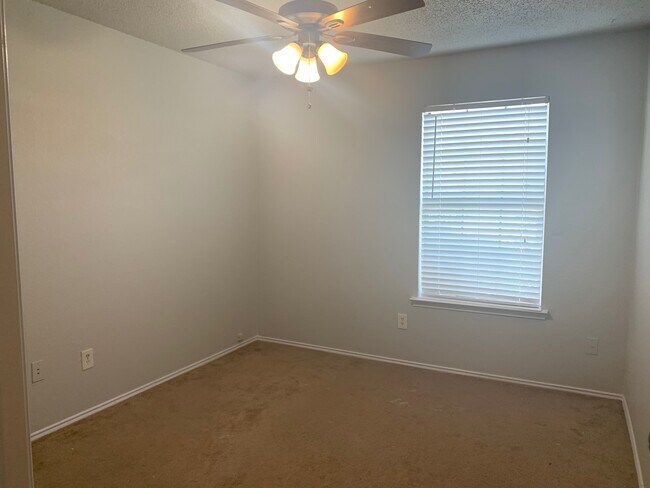 Building Photo - Affordable 3/2 House