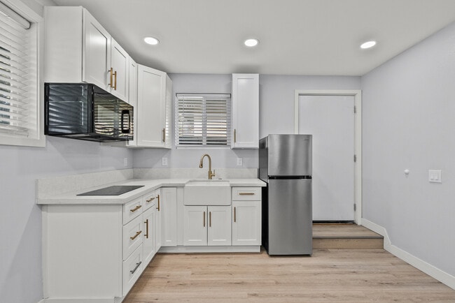 Building Photo - 10144 Gaviota Ave