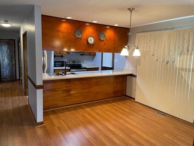 Building Photo - 3 Bedroom / 2 Bath Ranch