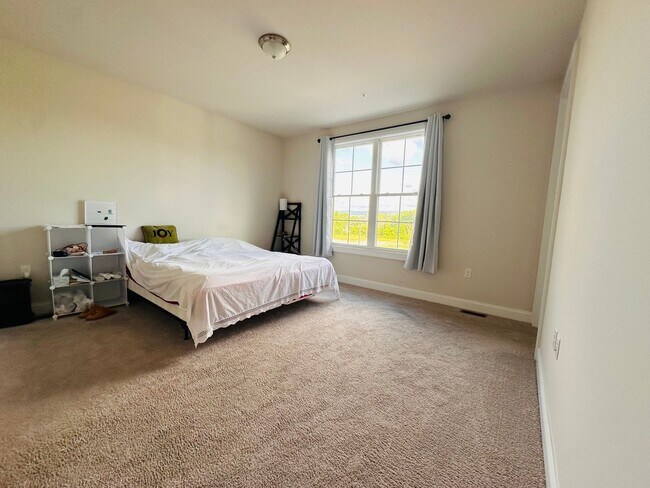 Building Photo - Modern 3 Bedroom, 2.5 Bath Townhouse