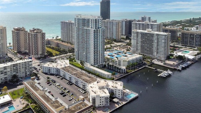 Building Photo - 1913 S Ocean Dr