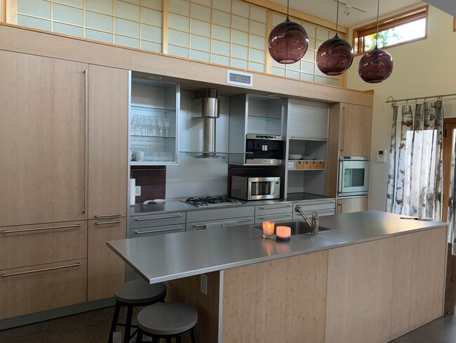 Spacious Open kitchen - 345 Swall S Dr