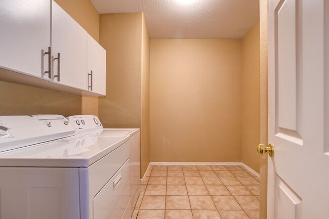 Building Photo - Beautiful 2 bed + den, 2 bath townhome in ...