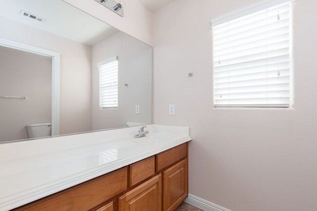 Building Photo - HUGE 5 BEDROOM, 3 BATH 2 STORY HOME IN GATED COMMUNITY NEAR SOUTHERN HIGHLANDS