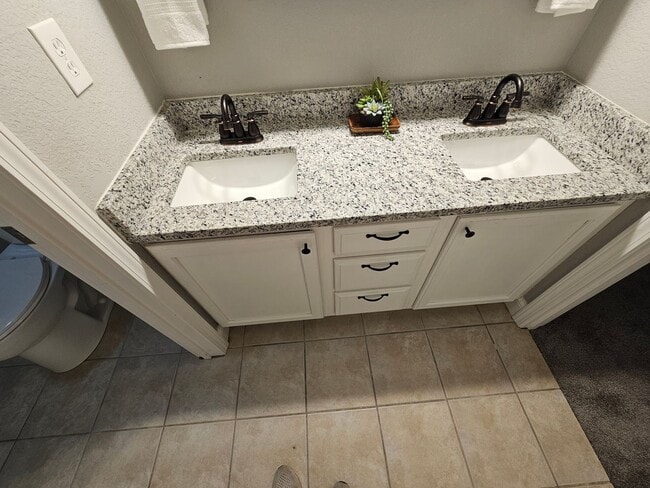 Building Photo - 1416 Maple Ln