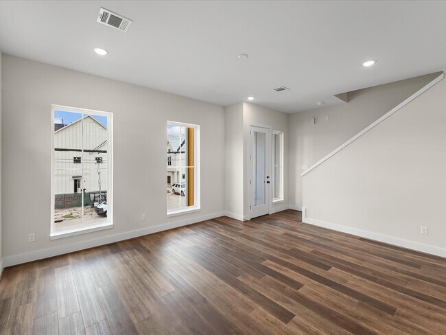 Building Photo - 3903 Pinemont Dr