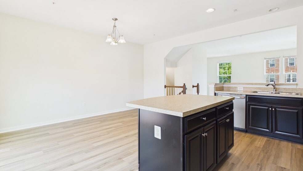 Building Photo - 5423 Saint Rita Dr