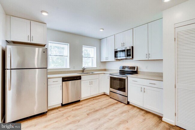 Building Photo - 2186 Golf Course Dr