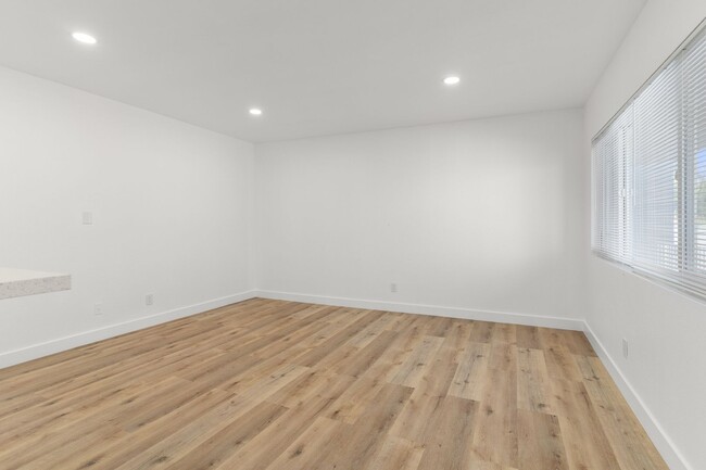 Building Photo - 927 Daisy Avenue