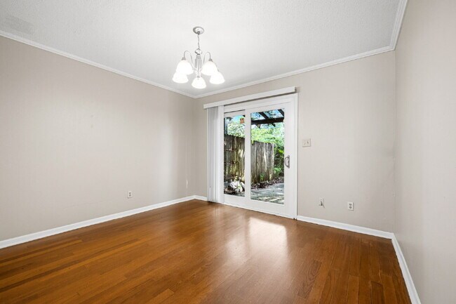 Building Photo - GREAT LOCATION 2BED 2BATH! FENCED IN YARD!