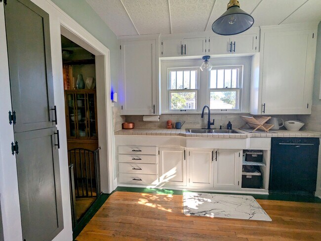 Kitchen - 609 Randall Ave
