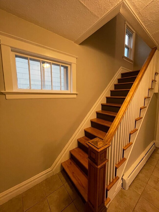 Building Photo - AVAILABLE Immediately! - Gorgeous 3 Bedroom 1 Bath Single Family Home!