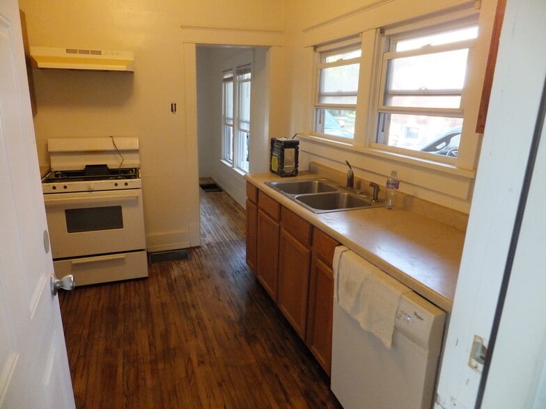 Kitchen - 1505 Bouchelle Ave