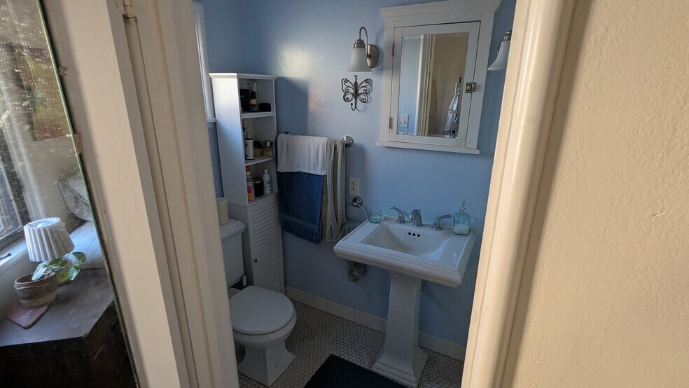 Building Photo - 2510 De la Vina St