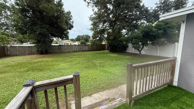 Building Photo - Annual 2 Bedroom + Den / 2 Bath Home – Sar...
