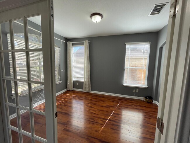 Building Photo - 10312 Yellowstone Dr