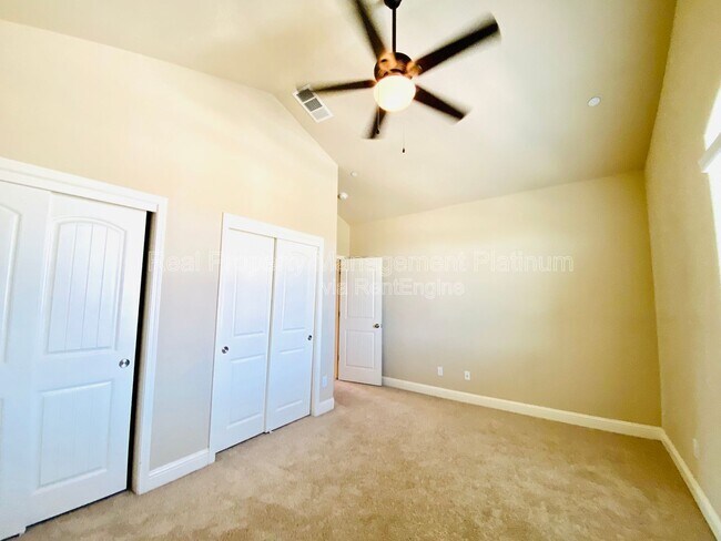 Building Photo - 6162 E Farrin Ave