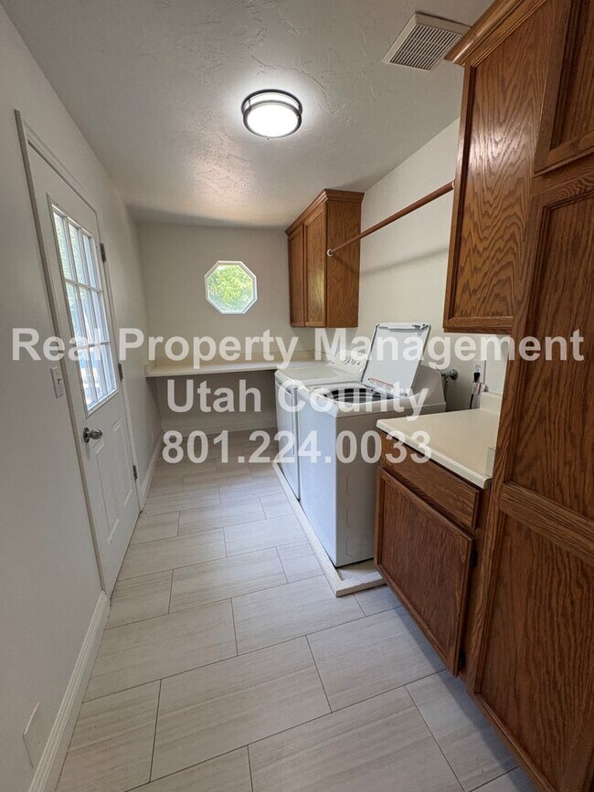 Building Photo - Large and Spacious 4 Bedroom Home!
