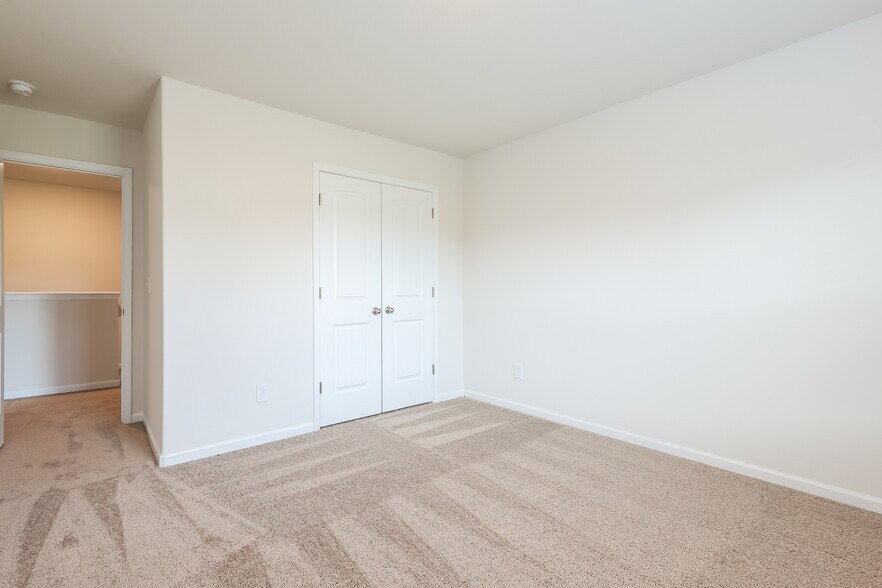 Building Photo - 2106 Southlea Dr