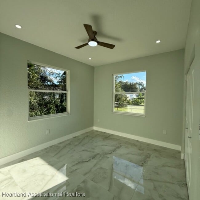 Building Photo - 2011 W Falcon Rd