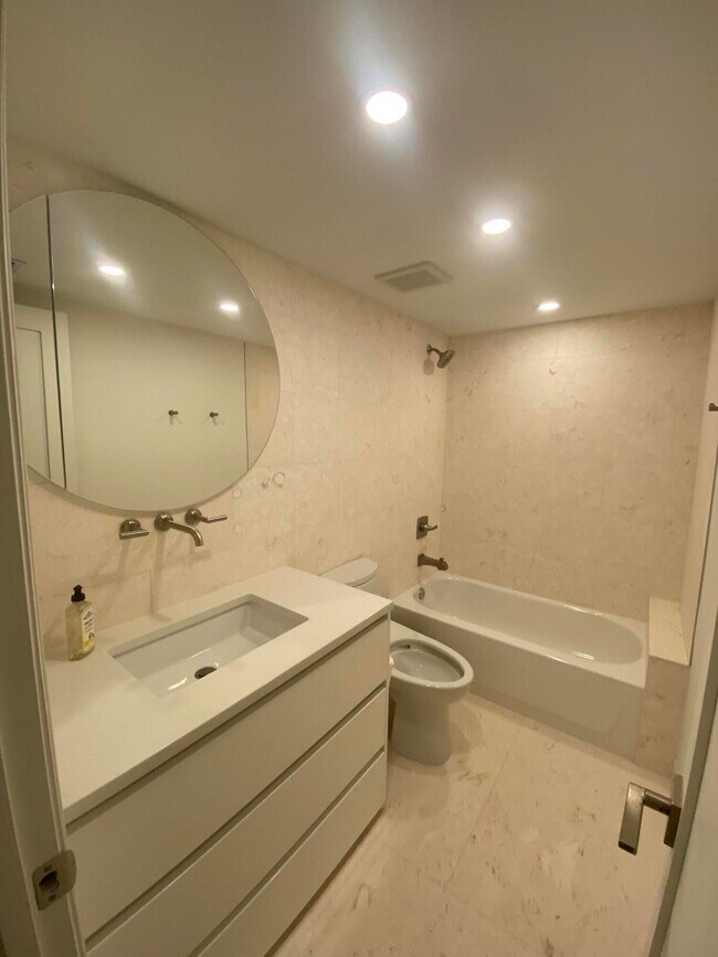 Building Photo - 1021 Hillsboro Mile