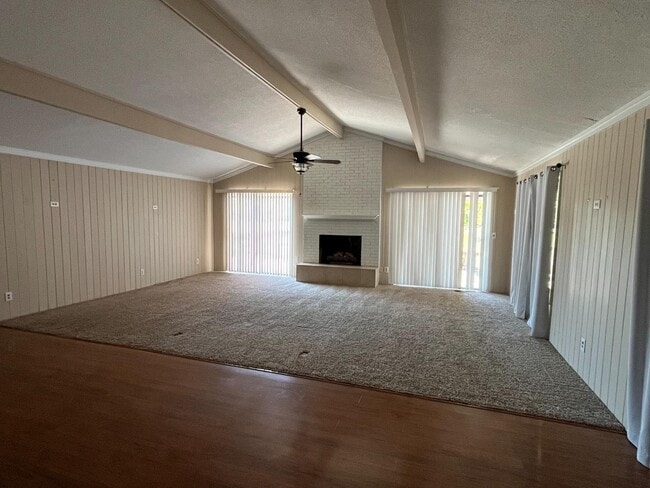 Building Photo - 161 Fairway Dr
