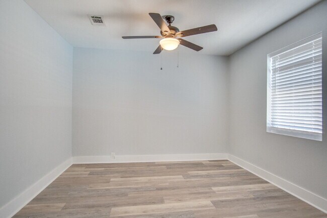 Building Photo - Completely Remodeled 3BR Home on Nearly an Acre with In-Ground Pool, Pool Service Included & Huge...