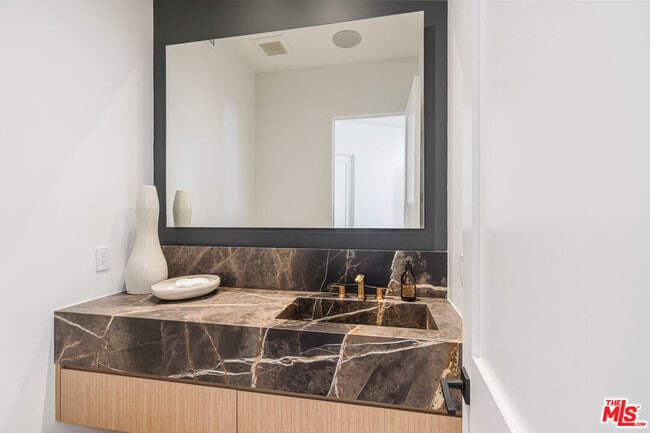 Building Photo - 1205 Las Lomas Pl