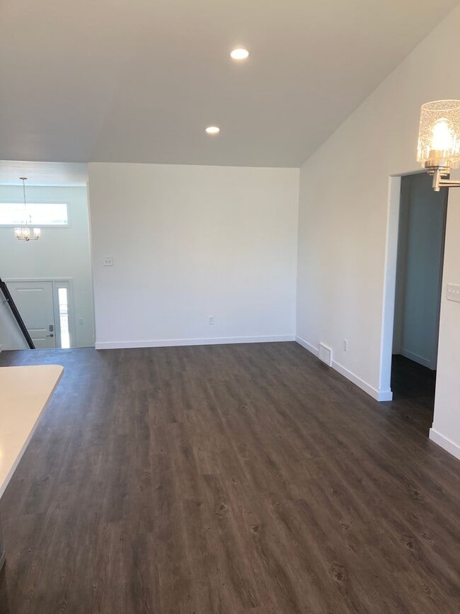 Building Photo - 4 Bed 3 Bath Single Family Home