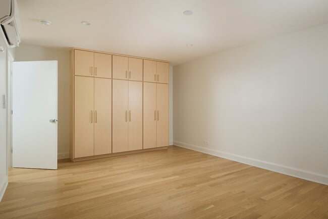 Building Photo - 1320 N La Salle Dr