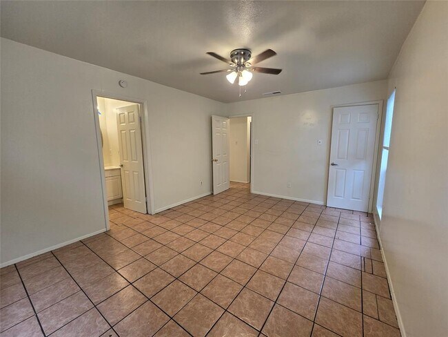 Building Photo - 1109 Village Green Dr