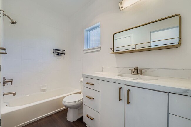 Building Photo - Stunning 3-Bed/1.75-Bath + Den Townhome with Hot Tub in Capitol Hill!